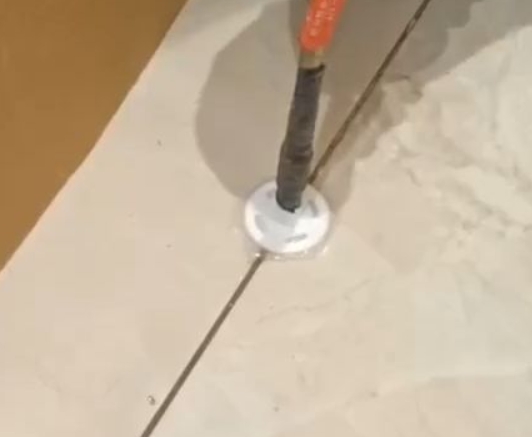 新津瓷砖空鼓维修公司专业解答瓷砖在铺贴过程中，如果没有涂抹均匀到位的粘结材料（如水泥砂浆或瓷砖胶），可能会导致以下问题