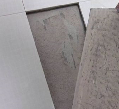 新津瓷砖空鼓维修公司分享瓷砖铺贴时如果打浆（即涂抹在瓷砖背面和基层上的砂浆或瓷砖胶）过少，会带来以下问题